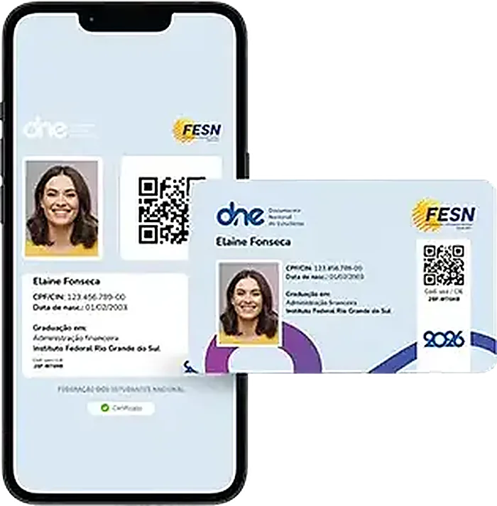 Carteirinha de estudante digital no aplicativo do celular ao lado da versão física do cartão